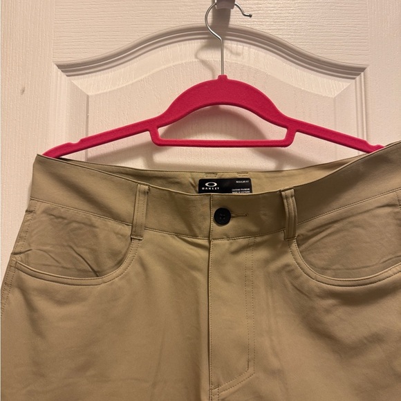 Oakley Men's Khaki Flat Front Shorts 
REGULAR FIT - Picture 8 of 10